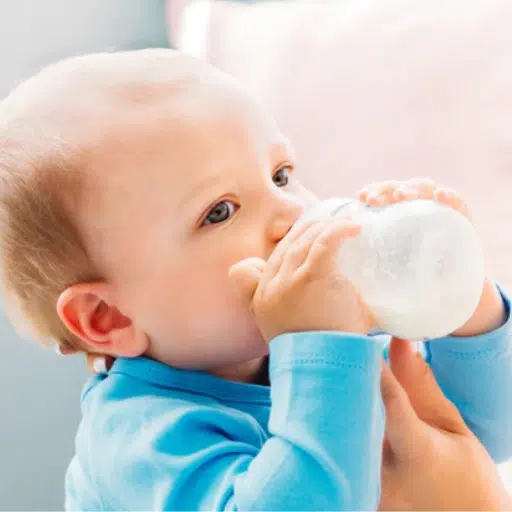 Bebé con leche hidrolizada en el biberón