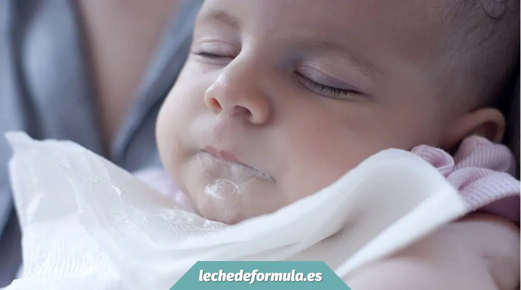 Bebé de 4 meses que acaba de vomitar leche de fórmula